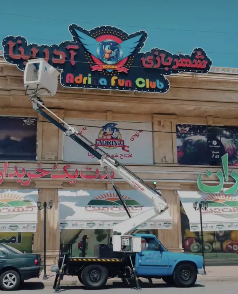 نصب_تابلو_با_بالابر-1